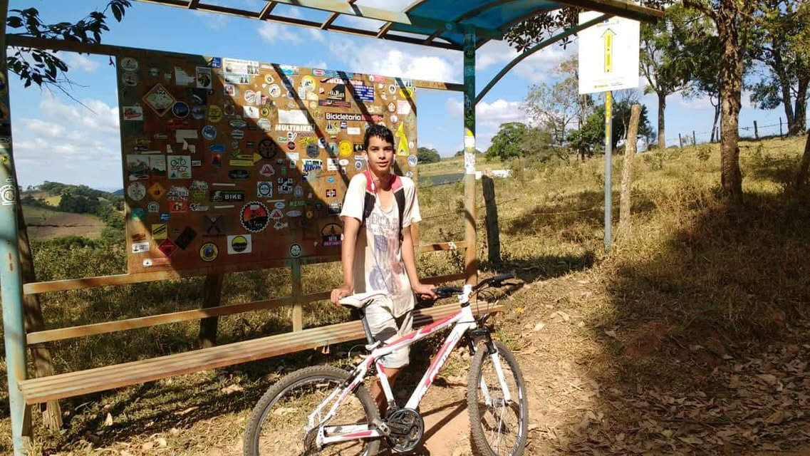 🎒 2018: Cruzando a montanha para trabalhar! 🚲 Muito antes de zerar a Serra da Vargem Grande em 12 minutos, era assim que tudo começava. Eu morava do outro lado da montanha e usava a bike como minha companheira de trabalho diário. Olhar para o Jean desta foto e ver onde cheguei hoje é a minha maior motivação. Tenho orgulho de cada quilômetro rodado desde o início! 🚀