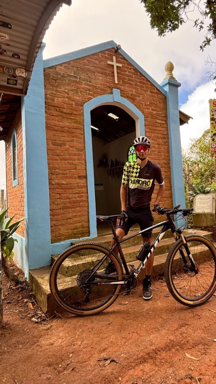⛪ A recompensa de quem não desistiu no Caminho! ⛰️Essa foto representa o meu presente e a minha realidade hoje na Serra da Vargem Grande. Equipado, treinado e vivendo intensamente o Caminho da Fé. O menino que cruzava a montanha em uma bike simples em 2018 e que enfrentou meses de hospital em 2019 teria muito orgulho de ver onde o @eujeanmtb chegou. Gratidão a Deus e a todos que fazem parte dessa história! 🚴♂️✨